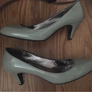 Cavin Klein & Colin Stuart heels 7.5